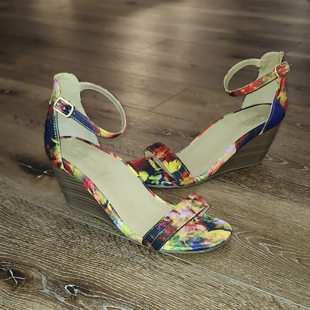 Kenneth Cole Reaction Cake Shop 2 Flora Open Toe Multicolor Floral Wedge Sandals